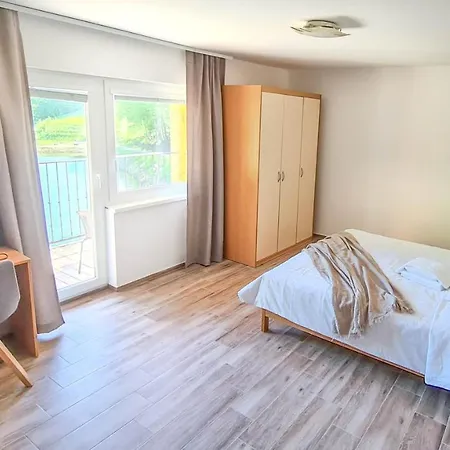 فندق مبيت وإفطار Zelena Oaza 3*